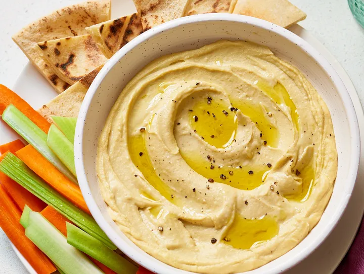 Hummus in Momo Donair